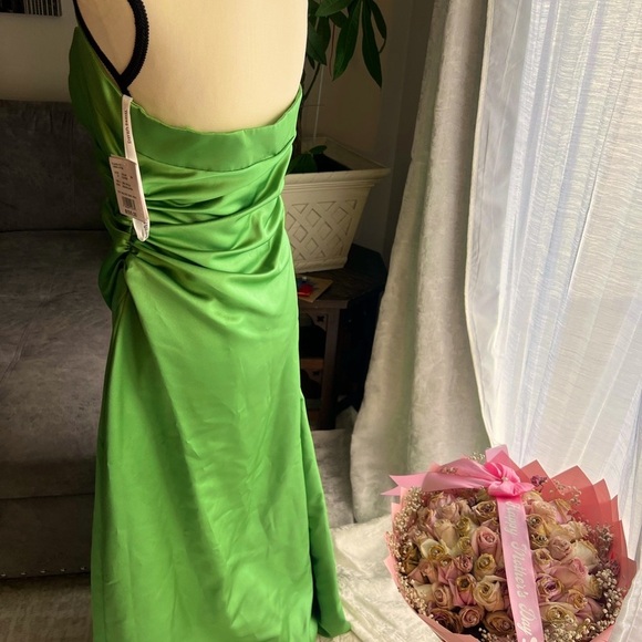 💥SALE😍💥David's Bridal Green Ruched Gown Spaghetti Strap - Picture 5 of 11